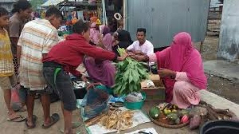 Menunggu Suara Peluitdi Pasar Barter Wulandoni