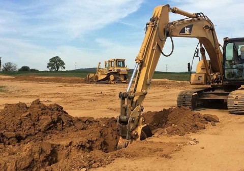 Bisnis Alat Berat dan Bongkar Muat Melonjak