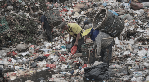 SAMPAH MAKANAN,Dibuang Warga,Dimakan Pemulung