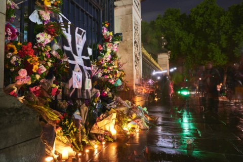 Kerajaan Inggris, Tak Sekadar Bunga untuk Sang Ratu