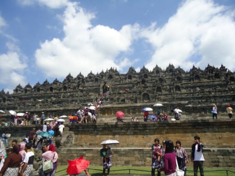 Pengunjung Puncak Candi Borobudur Dibatasi