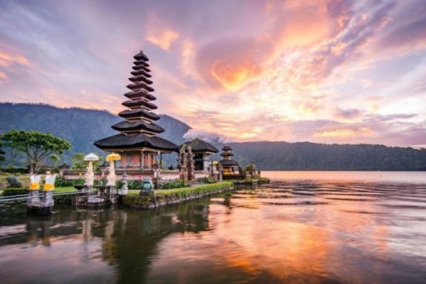INDUSTRI PARIWISATA : GELIAT KUAT BISNIS WISATA