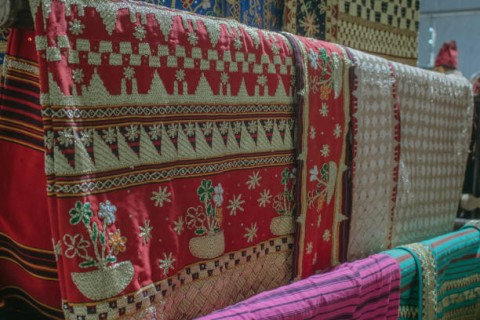 Nola Marta,MenyejahterakanPerajin dengan Tapis