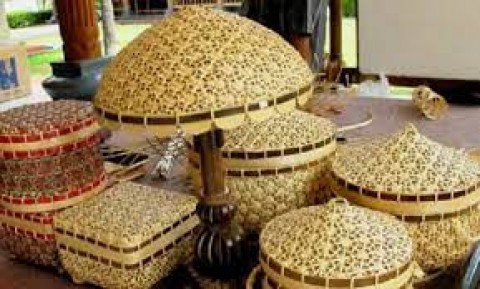 Ezed Qyoko Wahyuni PratiwiMerawat Asa Penganyam ”Tikew”