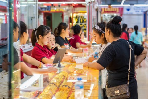 Toko Perhiasan Diserbu Pelanggan