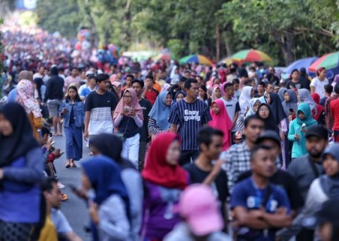 MENDULANG CUAN DI PANTAIHINGGA RUANG TERBUKA KOTA MATARAM