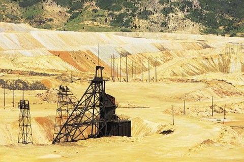 Dividen Emiten Tambang MIND ID Ambles