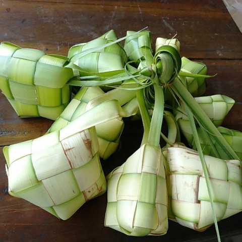 Larisnya Bahan Baku Selongsong Ketupat