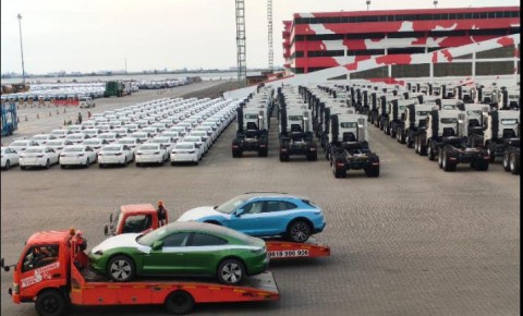 Bongkar Muat Kendaraan CBU IPCC Naik