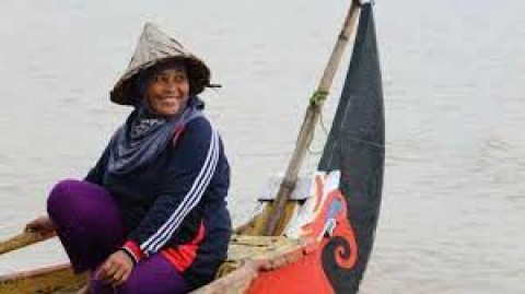 Perempuan Nelayan Menatap Hidup