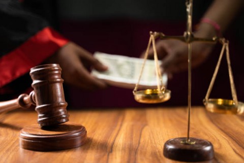 MafiaHukumMainkanPemailitan