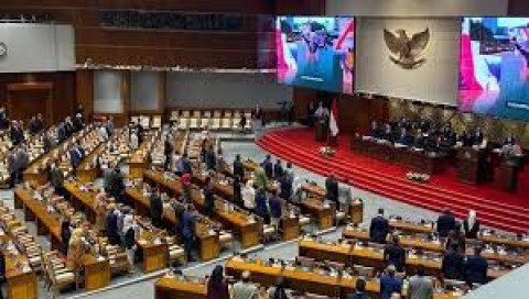 DPR Mencari Solusi Jalan Tengah