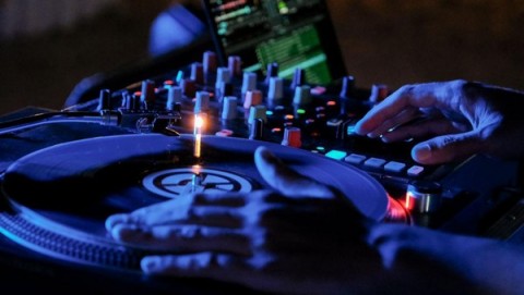 INDUSTRI PARIWISATA : PAJAK HIBURAN IDEALNYA 20%-25%