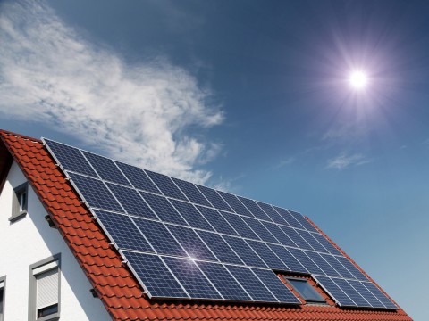 Pakar Energi Soroti PLTS Atap Tak Bikin Cuan Industri Lokal  