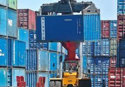 ARUS PETI KEMAS PELABUHAN MAKASAR TUMBUH