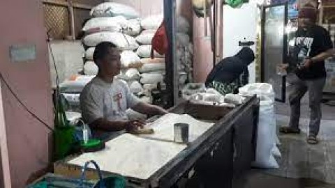 Pasokan Berkurang,Pasar Beras Tertekan