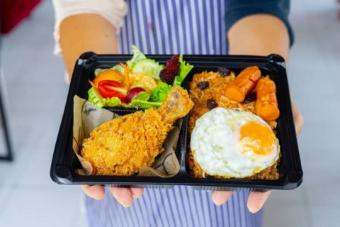 Menghargai Pekerja dengan Makan Siang Gratis