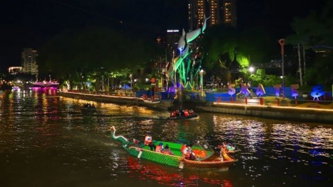 GELIAT KOTA,Menikmati GemerlapSurabaya dari Kalimas