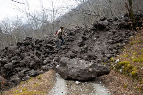 Jalur Berliku Distribusi Logistik 