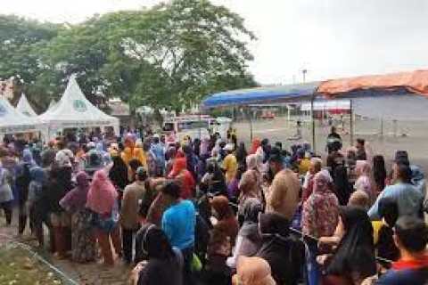 Ironi Negeri Agraris,Petani Padi MengantreBeras Murah