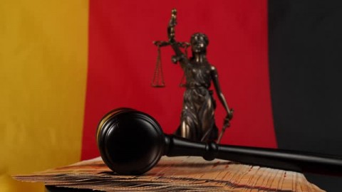 Utak-atik Masa Jabatan Hakim Konstitusi