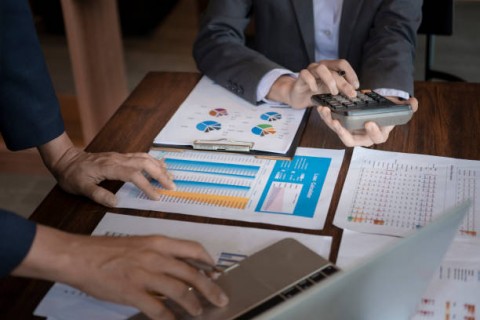 Menahan Laju Suku Bunga Acuan 