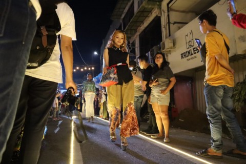 KAIN TRADISIONALPanggung Baru Kreativitas Wastra Sasirangan