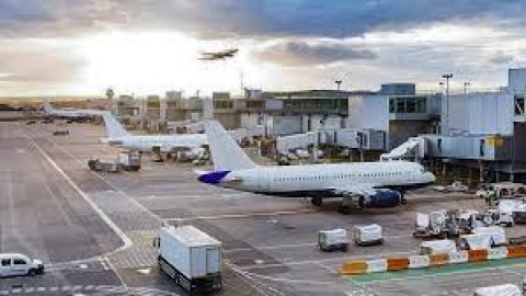 Pembukaan Bandara Internasional: Siasat Bersyarat Pemulihan Aviasi