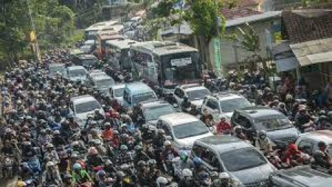 Pilu dan Tawa di Balik ”Wisata Macet”