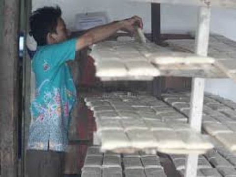 Perajin Tempe Terbebani