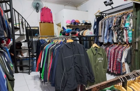 Lokapasar Diminta Berantas
Penjualan Baju Bekas Impor